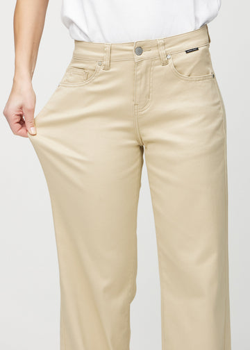 Loose-Jeans für Damen in Beige, Farbe Gazelles. Ein Model dehnt den Jeansstoff am Oberschenkel, um den Stretch zu zeigen.