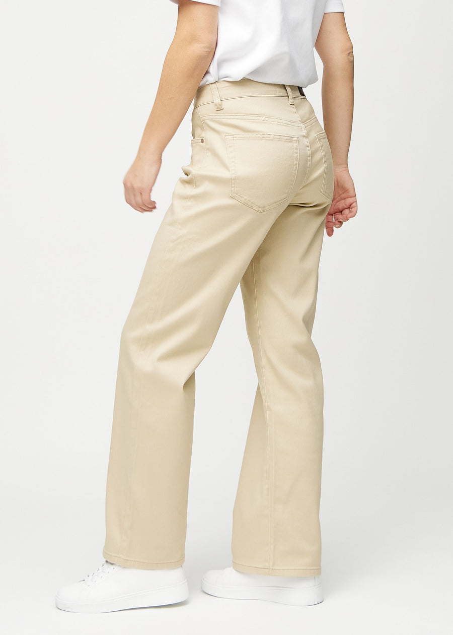 Loose-Jeans für Damen in Beige, Farbe Gazelles. Seitenansicht an einem Model, die weite Passform ist zu sehen.