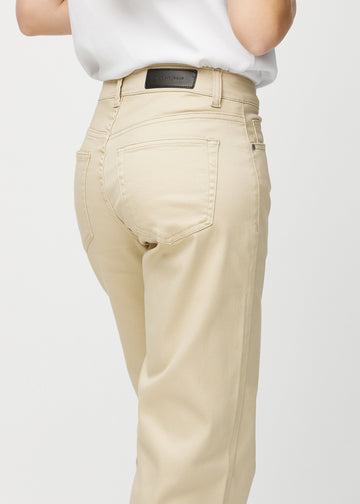 Loose-Jeans für Damen in Beige, Farbe Gazelles. Nahaufnahme von hinten an einem Model, um die Passform und Details zu zeigen.