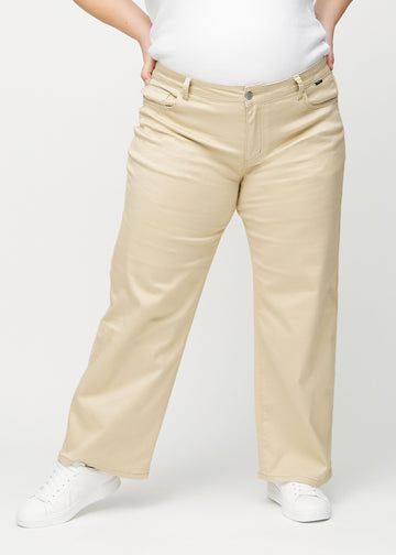 Loose-Jeans für Damen in Beige, Farbe Gazelles. Vorderansicht an einem Plus-Size-Model, locker geschnitten mit viel Platz an den Beinen.