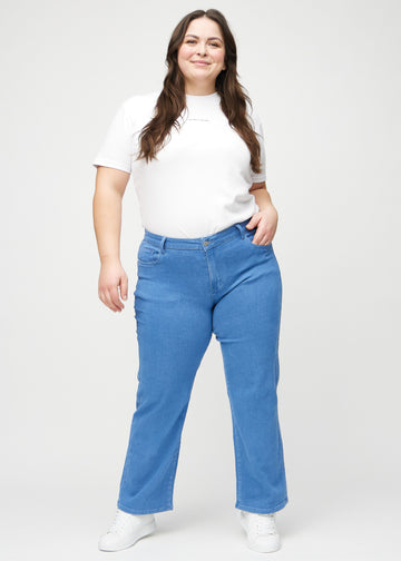 Loose-Jeans für Damen in Blau, Farbe Geraniums. Ganzkörperansicht eines Plus-Size-Models in den locker geschnittenen Jeans.