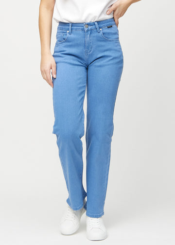 Loose-Jeans für Damen in Blau, Farbe Geraniums. Vorderansicht an einem Model, locker geschnitten mit viel Platz an den Beinen.