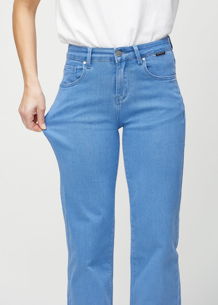 Loose-Jeans für Damen in Blau, Farbe Geraniums. Ein Model dehnt den Jeansstoff am Oberschenkel, um den Stretch zu zeigen.