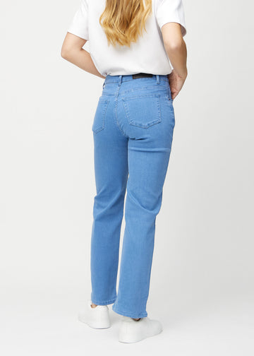Loose-Jeans für Damen in Blau, Farbe Geraniums. Rückansicht an einem Model, die gesamte lockere Passform ist zu sehen.