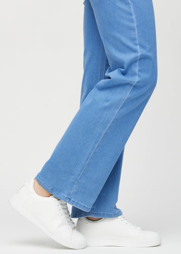 Loose-Jeans für Damen in Blau, Farbe Geraniums. Nahaufnahme an den Knöcheln eines Models, um die weiten Beinabschlüsse zu zeigen.