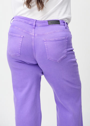 Loose-Jeans für Damen in Lila, Farbe Lavenders. Nahaufnahme von hinten an einem Plus-Size-Model, um die Passform und Details zu zeigen.