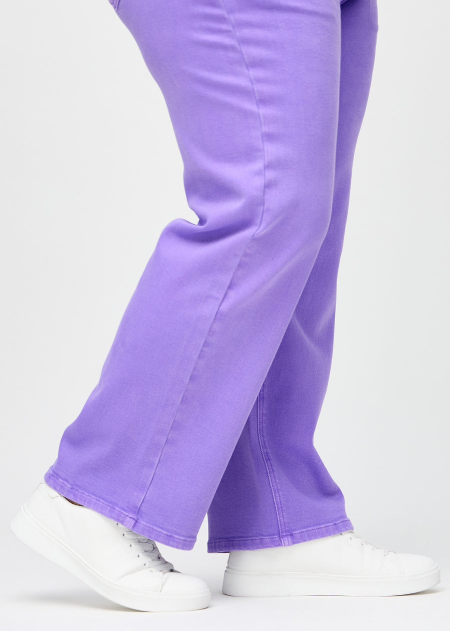 Loose-Jeans für Damen in Lila, Farbe Lavenders. Nahaufnahme an den Knöcheln eines Plus-Size-Models, um die weiten Beinabschlüsse zu zeigen.