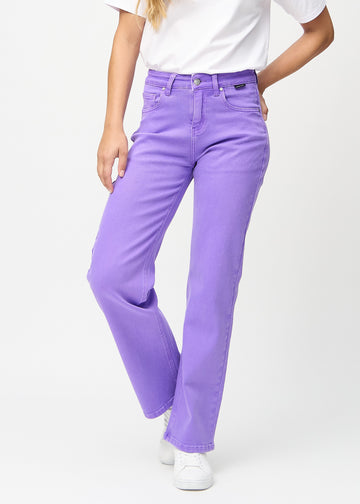 Loose-Jeans für Damen in Lila, Farbe Lavenders. Vorderansicht an einem Model, locker geschnitten mit viel Platz an den Beinen.