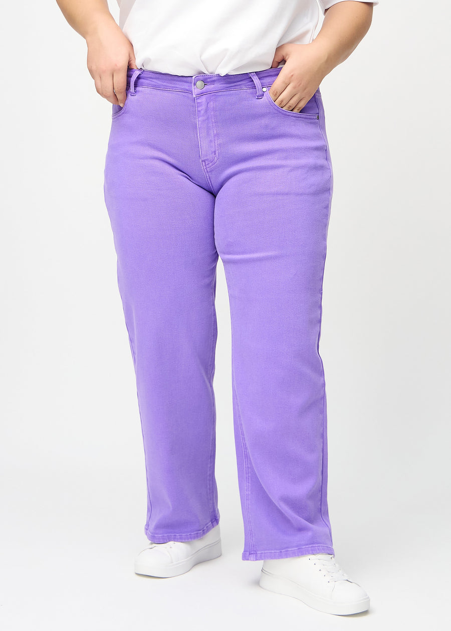 Loose-Jeans für Damen in Lila, Farbe Lavenders. Vorderansicht an einem Plus-Size-Model, locker geschnitten mit viel Platz an den Beinen.