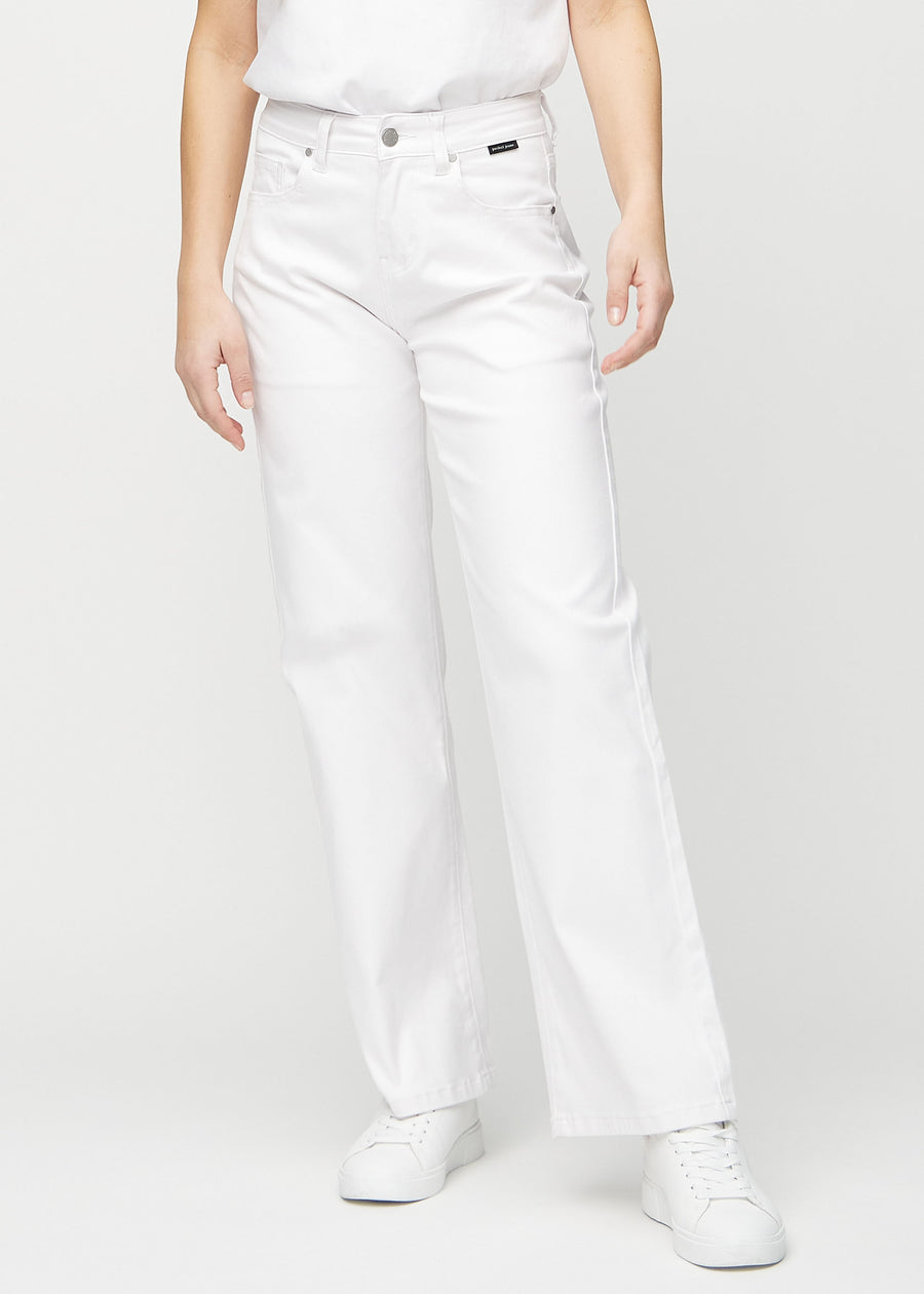 Loose-Jeans für Damen in Weiß, Farbe Marguerites. Vorderansicht an einem Model, locker geschnitten mit viel Platz an den Beinen.