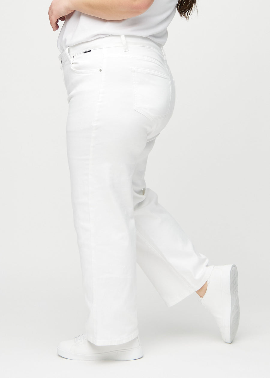 Loose-Jeans für Damen in Weiß, Farbe Marguerites. Seitenansicht an einem Plus-Size-Model, die weite Passform ist zu sehen.