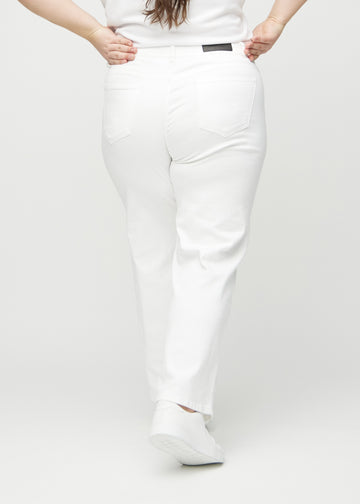 Loose-Jeans für Damen in Weiß, Farbe Marguerites. Rückansicht an einem Plus-Size-Model, die gesamte lockere Passform ist zu sehen.