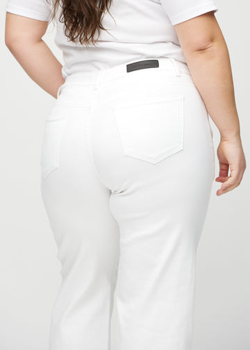 Loose-Jeans für Damen in Weiß, Farbe Marguerites. Nahaufnahme von hinten an einem Plus-Size-Model, um die Passform und Details zu zeigen.