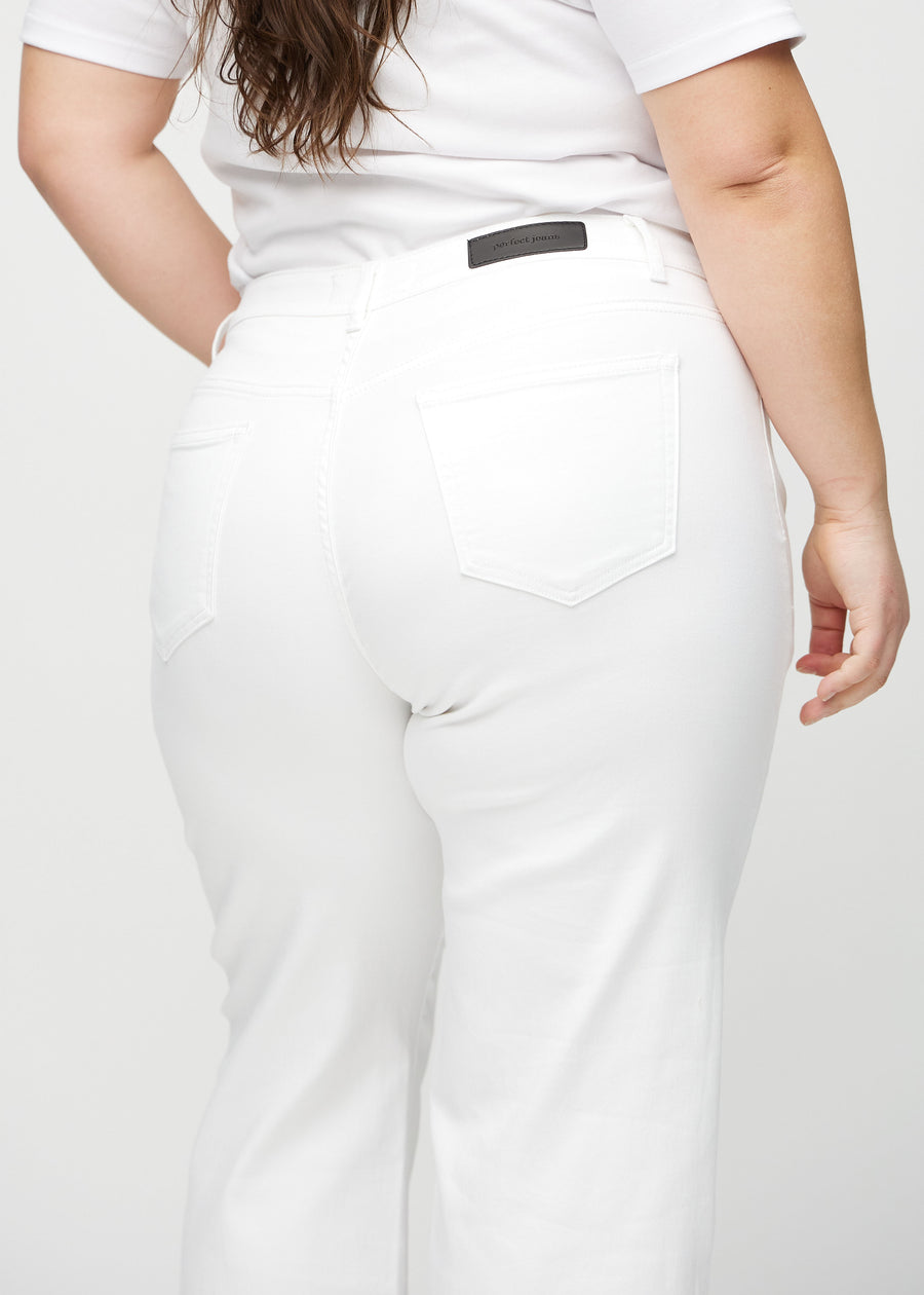 Loose-Jeans für Damen in Weiß, Farbe Marguerites. Nahaufnahme von hinten an einem Plus-Size-Model, um die Passform und Details zu zeigen.