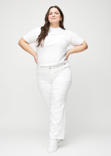 Loose-Jeans für Damen in Weiß, Farbe Marguerites. Ganzkörperansicht eines Plus-Size-Models in den locker geschnittenen Jeans.