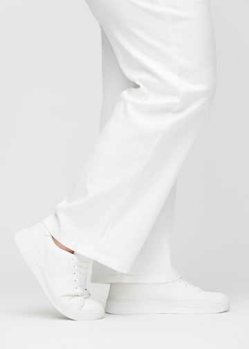 Loose-Jeans für Damen in Weiß, Farbe Marguerites. Nahaufnahme an den Knöcheln eines Plus-Size-Models, um die weiten Beinabschlüsse zu zeigen.