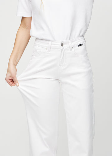 Loose-Jeans für Damen in Weiß, Farbe Marguerites. Ein Model dehnt den Jeansstoff am Oberschenkel, um den Stretch zu zeigen.