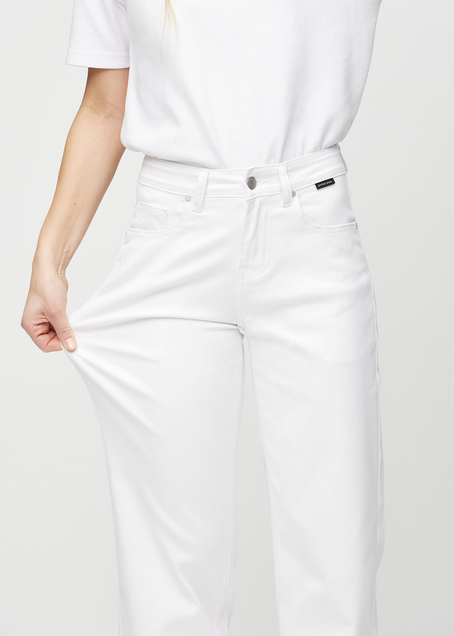 Loose-Jeans für Damen in Weiß, Farbe Marguerites. Ein Model dehnt den Jeansstoff am Oberschenkel, um den Stretch zu zeigen.