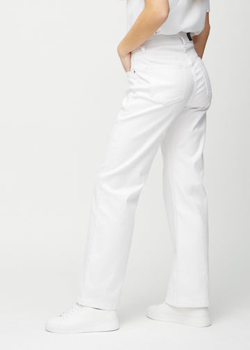 Loose-Jeans für Damen in Weiß, Farbe Marguerites. Seitenansicht an einem Model, die weite Passform ist zu sehen.