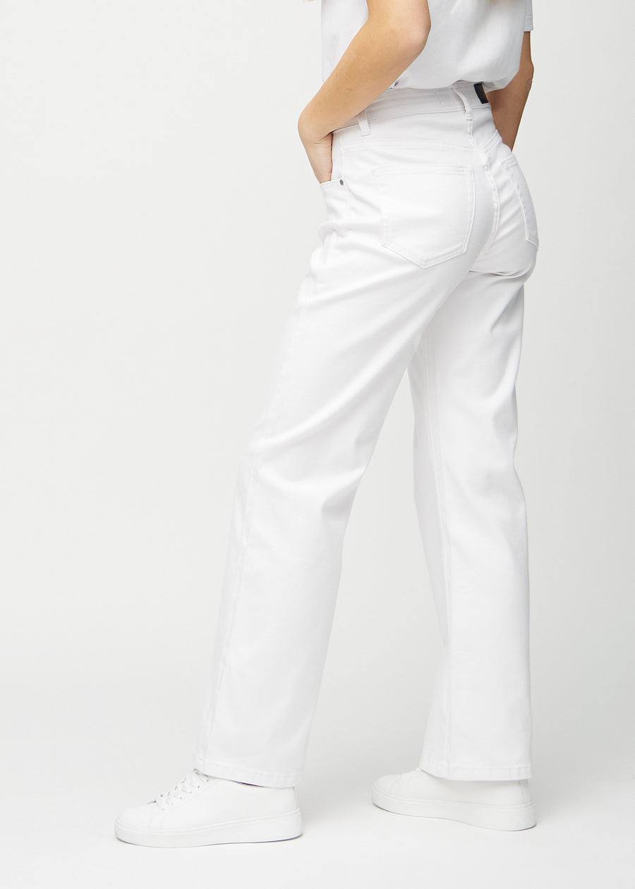 Loose-Jeans für Damen in Weiß, Farbe Marguerites. Seitenansicht an einem Model, die weite Passform ist zu sehen.