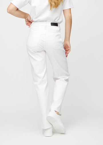 Loose-Jeans für Damen in Weiß, Farbe Marguerites. Rückansicht an einem Model, die gesamte lockere Passform ist zu sehen.