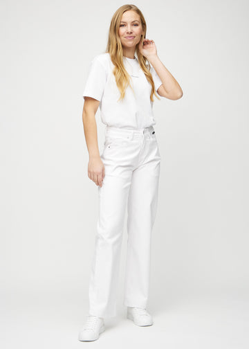 Loose-Jeans für Damen in Weiß, Farbe Marguerites. Ganzkörperansicht eines Models in den locker geschnittenen Jeans.