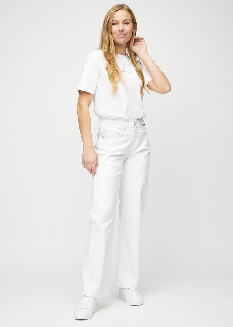 Loose-Jeans für Damen in Weiß, Farbe Marguerites. Ganzkörperansicht eines Models in den locker geschnittenen Jeans.
