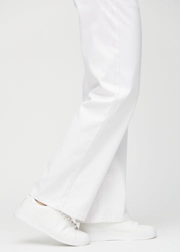 Loose-Jeans für Damen in Weiß, Farbe Marguerites. Nahaufnahme an den Knöcheln eines Models, um die weiten Beinabschlüsse zu zeigen.