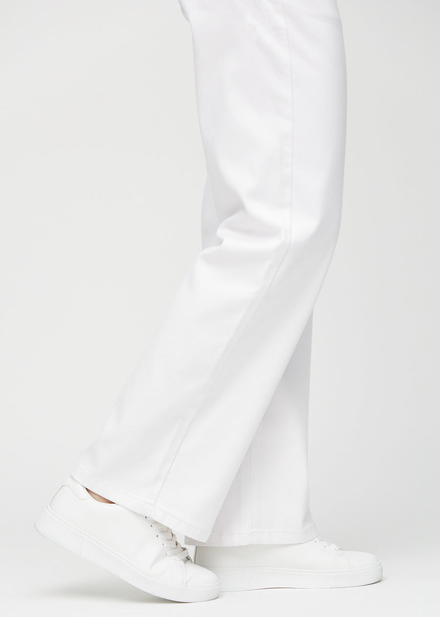 Loose-Jeans für Damen in Weiß, Farbe Marguerites. Nahaufnahme an den Knöcheln eines Models, um die weiten Beinabschlüsse zu zeigen.