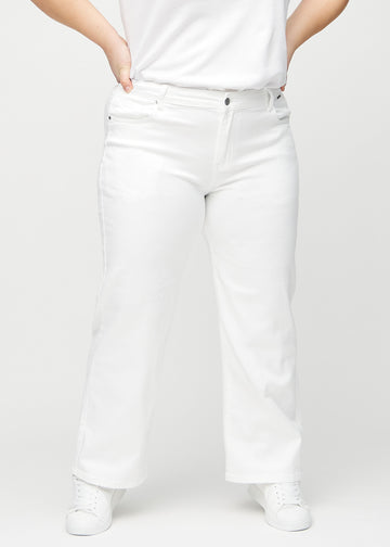Loose-Jeans für Damen in Weiß, Farbe Marguerites. Vorderansicht an einem Plus-Size-Model, locker geschnitten mit viel Platz an den Beinen.