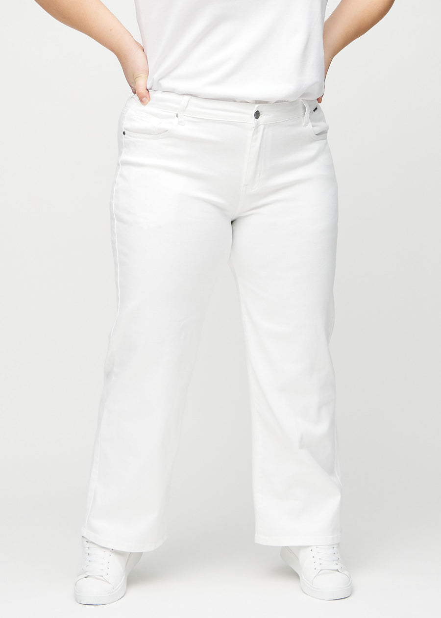 Loose-Jeans für Damen in Weiß, Farbe Marguerites. Vorderansicht an einem Plus-Size-Model, locker geschnitten mit viel Platz an den Beinen.
