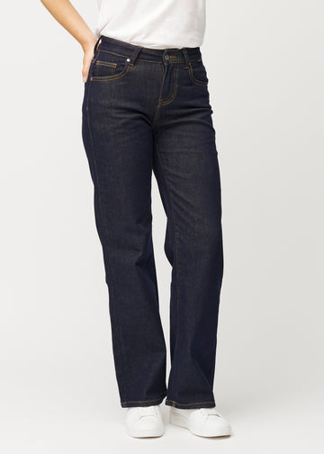 Tief dunkelblaue Denim jeans für Damen in der Farbe Midnights mit loose Passform, die an der Taille anliegt und locker über die Beine fällt, von vorne gesehen.
