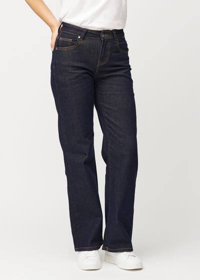 Tief dunkelblaue Denim jeans für Damen in der Farbe Midnights mit loose Passform, die an der Taille anliegt und locker über die Beine fällt, von vorne gesehen.