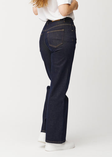 Tief dunkelblaue Denim jeans für Damen in der Farbe Midnights von hinten gesehen, damit die lockere Passform sichtbar ist.