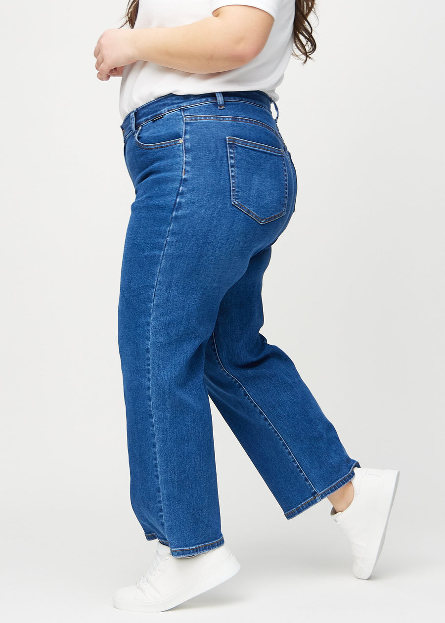 Loose-Jeans für Damen in Dunkelblau, Farbe Oceans. Seitenansicht an einem Plus-Size-Model, die weite Passform ist zu sehen.