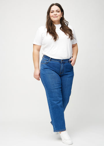 Loose-Jeans für Damen in Dunkelblau, Farbe Oceans. Ganzkörperansicht eines Plus-Size-Models in den locker geschnittenen Jeans.