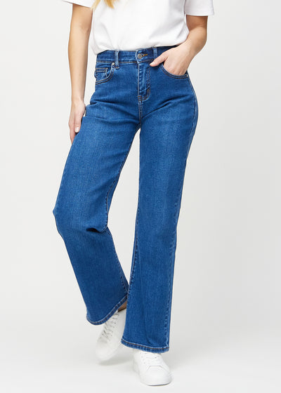 Loose-Jeans für Damen in Dunkelblau, Farbe Oceans. Vorderansicht an einem Model, locker geschnitten mit viel Platz an den Beinen.