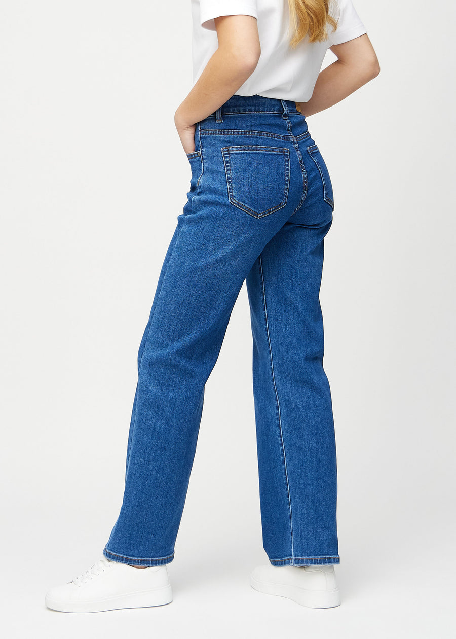 Loose-Jeans für Damen in Dunkelblau, Farbe Oceans. Seitenansicht an einem Model, die weite Passform ist zu sehen.