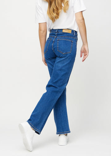 Loose-Jeans für Damen in Dunkelblau, Farbe Oceans. Rückansicht an einem Model, die gesamte lockere Passform ist zu sehen.