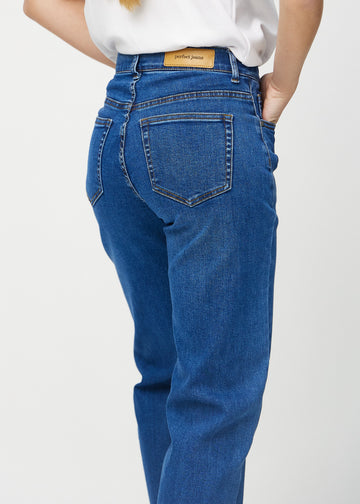 Loose-Jeans für Damen in Dunkelblau, Farbe Oceans. Nahaufnahme von hinten an einem Model, um die Passform und Details zu zeigen.