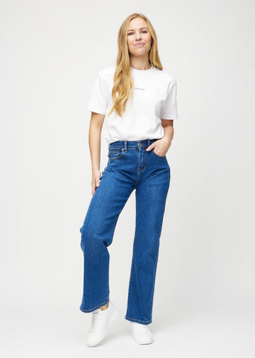 Loose-Jeans für Damen in Dunkelblau, Farbe Oceans. Ganzkörperansicht eines Models in den locker geschnittenen Jeans.