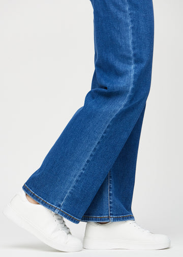 Loose-Jeans für Damen in Dunkelblau, Farbe Oceans. Nahaufnahme an den Knöcheln eines Models, um die weiten Beinabschlüsse zu zeigen.