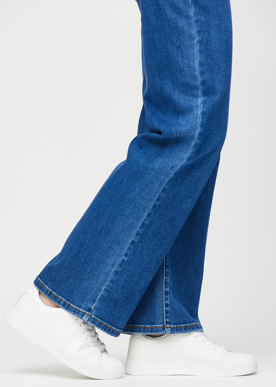 Loose-Jeans für Damen in Dunkelblau, Farbe Oceans. Nahaufnahme an den Knöcheln eines Models, um die weiten Beinabschlüsse zu zeigen.