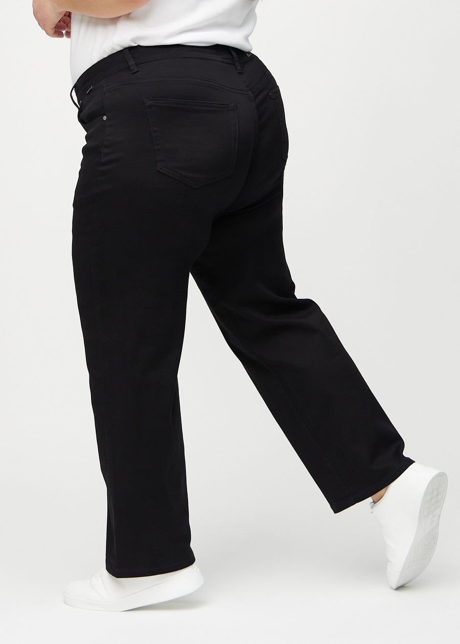 Loose-Jeans für Damen in Schwarz, Farbe Ravens. Seitenansicht an einem Plus-Size-Model, die weite Passform ist zu sehen.