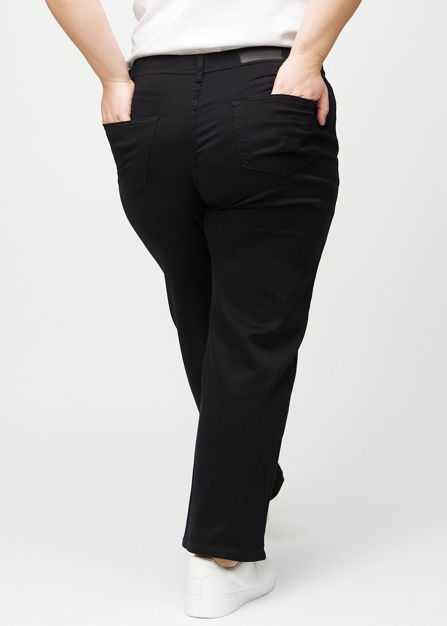 Loose-Jeans für Damen in Schwarz, Farbe Ravens. Rückansicht an einem Plus-Size-Model, die gesamte lockere Passform ist zu sehen.