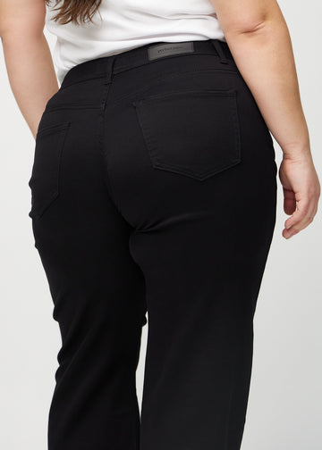 Loose-Jeans für Damen in Schwarz, Farbe Ravens. Nahaufnahme von hinten an einem Plus-Size-Model, um die Passform und Details zu zeigen.