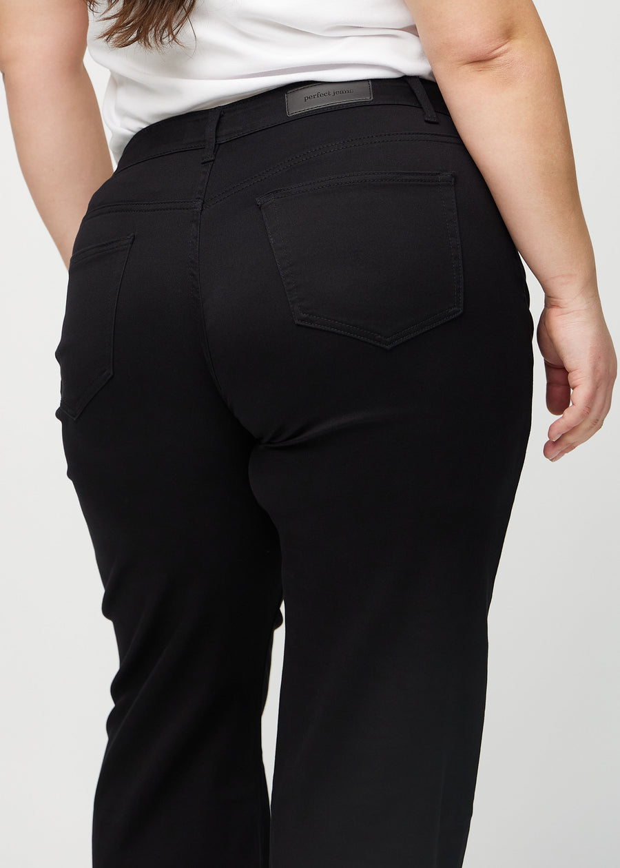 Loose-Jeans für Damen in Schwarz, Farbe Ravens. Nahaufnahme von hinten an einem Plus-Size-Model, um die Passform und Details zu zeigen.