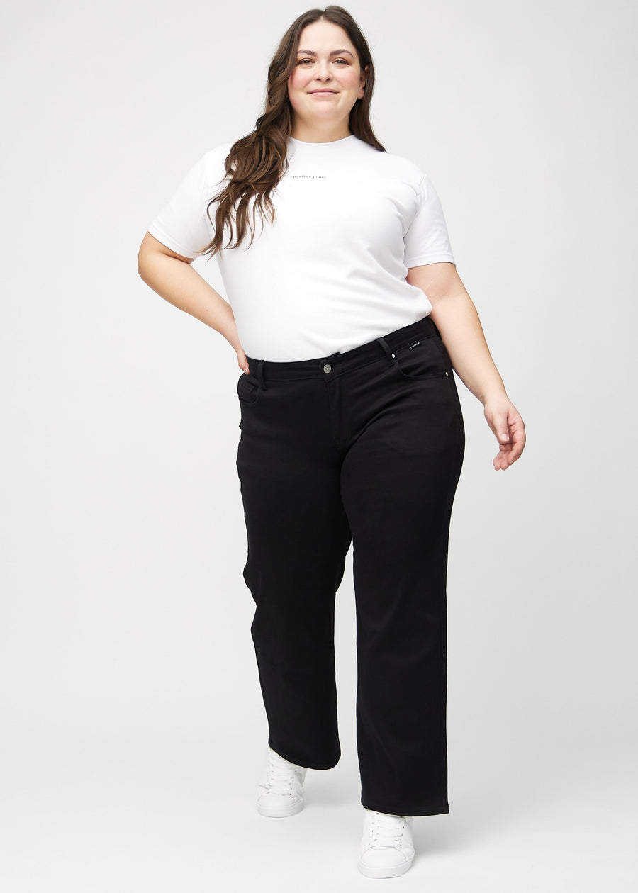 Loose-Jeans für Damen in Schwarz, Farbe Ravens. Ganzkörperansicht eines Plus-Size-Models in den locker geschnittenen Jeans.