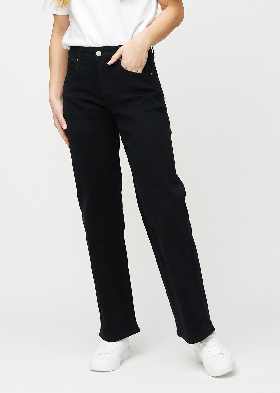 Loose-Jeans für Damen in Schwarz, Farbe Ravens. Vorderansicht an einem Model, locker geschnitten mit viel Platz an den Beinen.