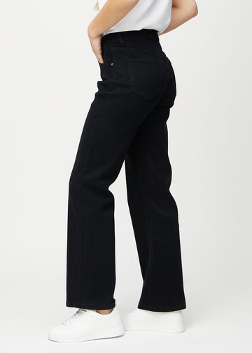 Loose-Jeans für Damen in Schwarz, Farbe Ravens. Seitenansicht an einem Model, die weite Passform ist zu sehen.
